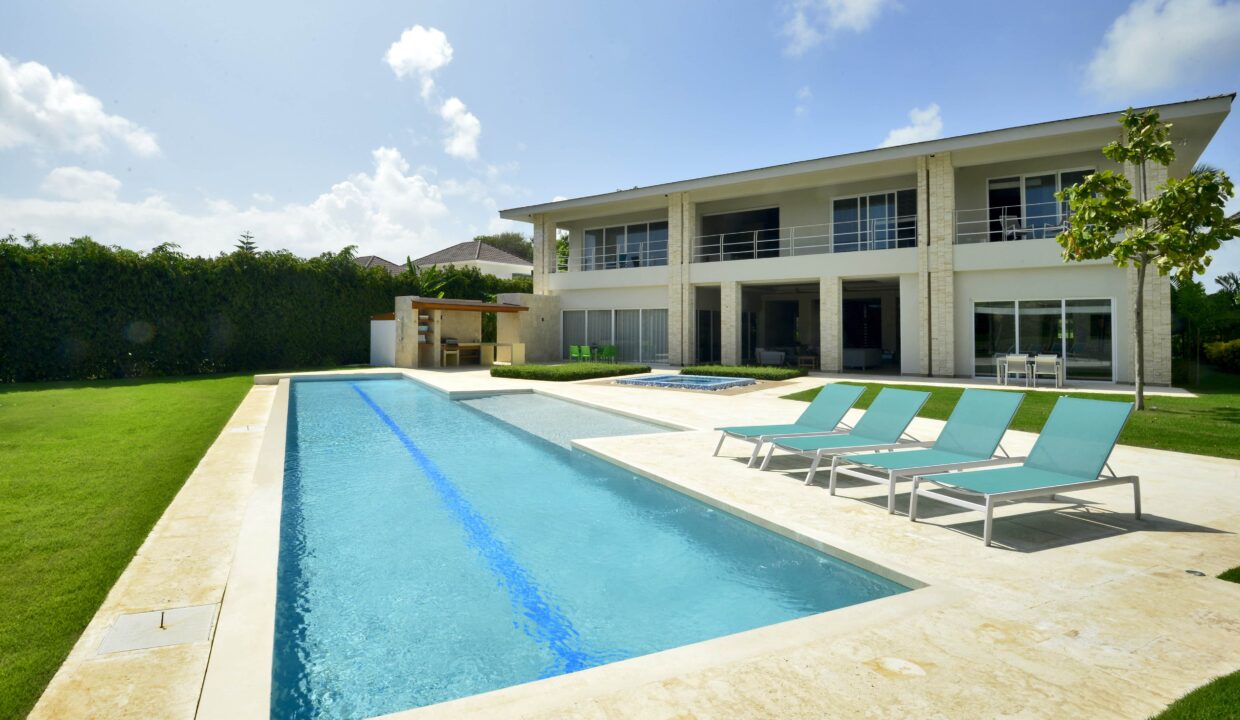 Vista desde Piscina a Villa min