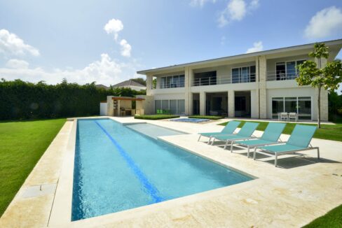 Vista desde Piscina a Villa min